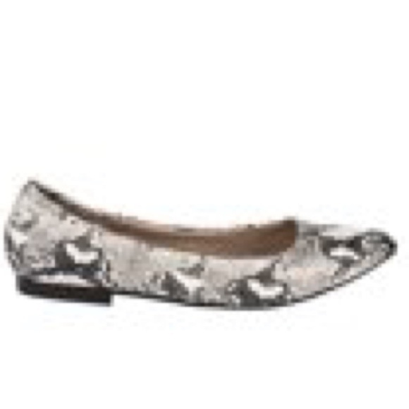 AMERICAN Rag Jilly Pointed Toe Embossed White Black Snake Skin Ballet Fl… - Picture 4 of 14
